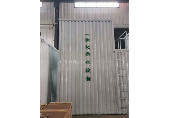 生活廢水處理設備系統(tǒng)軟硬件：由混凝土池、沉砂池、過濾池、水體平穩(wěn)加藥設備、反清洗設備、離心水泵及電控柜構成